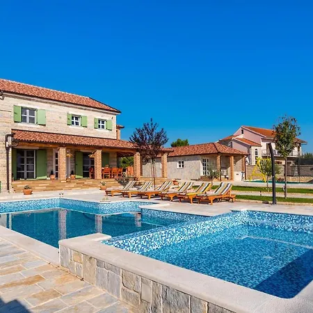 Nice In Lisicic W/ Outdoor Swimming Pool And 4 Bedrooms