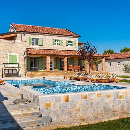 Nice In Lisicic W/ Outdoor Swimming Pool And 4 Bedrooms Vakantiehuis