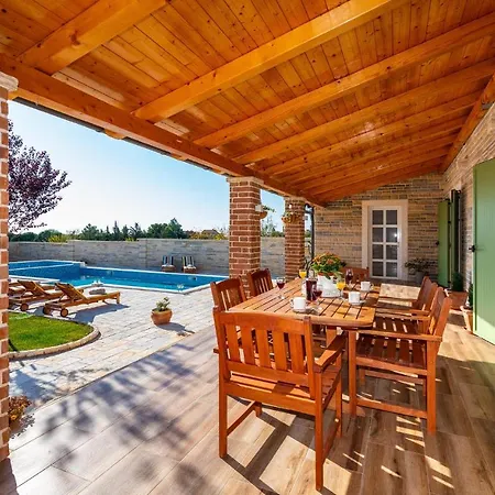Vakantiehuis Nice In Lisicic W/ Outdoor Swimming Pool And 4 Bedrooms