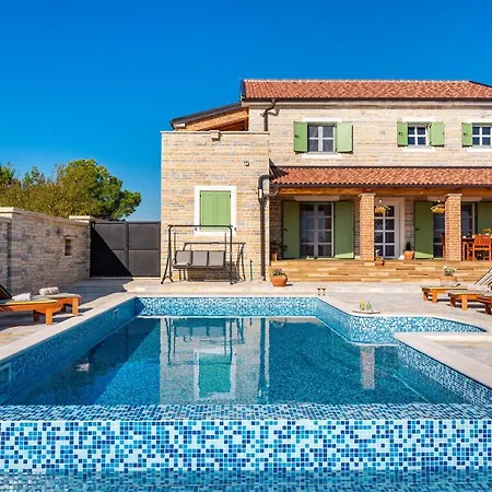 Nice In Lisicic W/ Outdoor Swimming Pool And 4 Bedrooms Vakantiehuis Lisicici