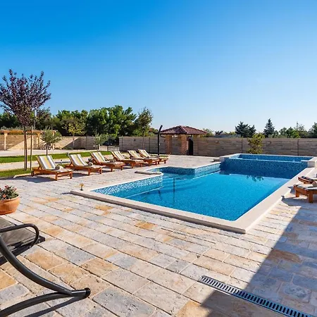 Nice In Lisicic W/ Outdoor Swimming Pool And 4 Bedrooms