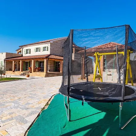 Nice In Lisicic W/ Outdoor Swimming Pool And 4 Bedrooms