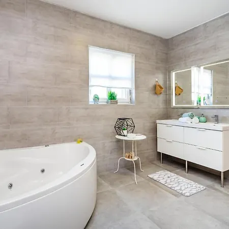 Vakantiehuis Nice In Lisicic W/ Outdoor Swimming Pool And 4 Bedrooms