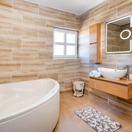 Nice In Lisicic W/ Outdoor Swimming Pool And 4 Bedrooms
