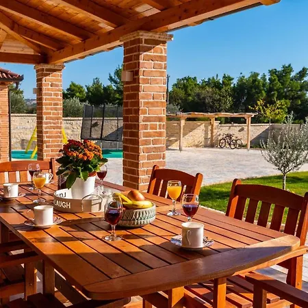 Nice In Lisicic W/ Outdoor Swimming Pool And 4 Bedrooms Vakantiehuis Lisicici