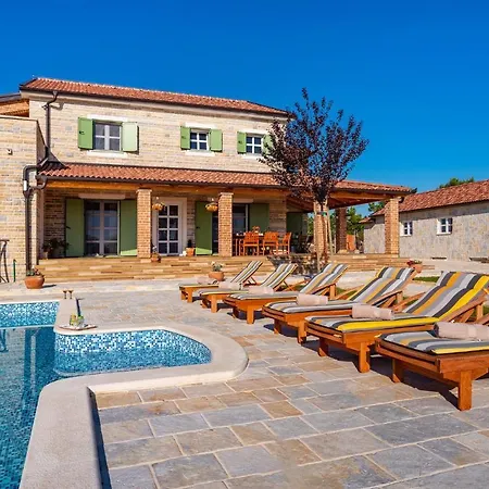 Nice In Lisicic W/ Outdoor Swimming Pool And 4 Bedrooms Vakantiehuis *