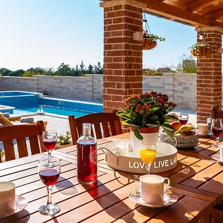 Nice In Lisicic W/ Outdoor Swimming Pool And 4 Bedrooms * Lisicici