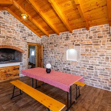 Nice In Lisicic W/ Outdoor Swimming Pool And 4 Bedrooms Vakantiehuis Lisicici