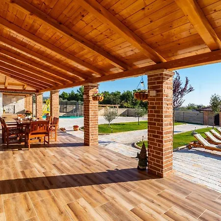 Nice In Lisicic W/ Outdoor Swimming Pool And 4 Bedrooms Vakantiehuis *