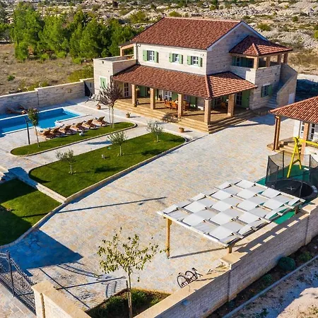 Nice In Lisicic W/ Outdoor Swimming Pool And 4 Bedrooms Vakantiehuis