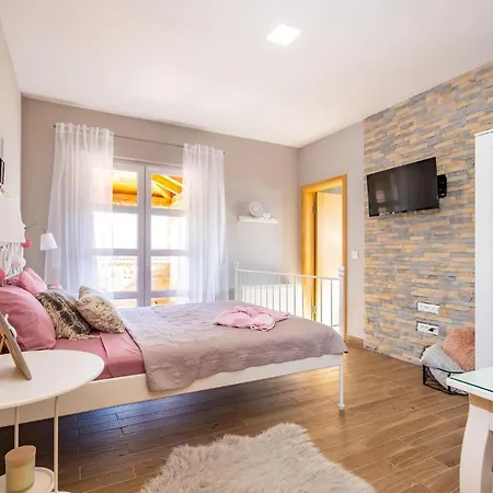 Nice In Lisicic W/ Outdoor Swimming Pool And 4 Bedrooms Vakantiehuis Lisicici