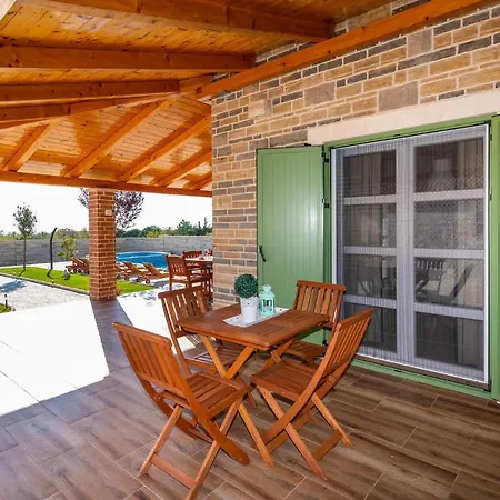 Nice In Lisicic W/ Outdoor Swimming Pool And 4 Bedrooms