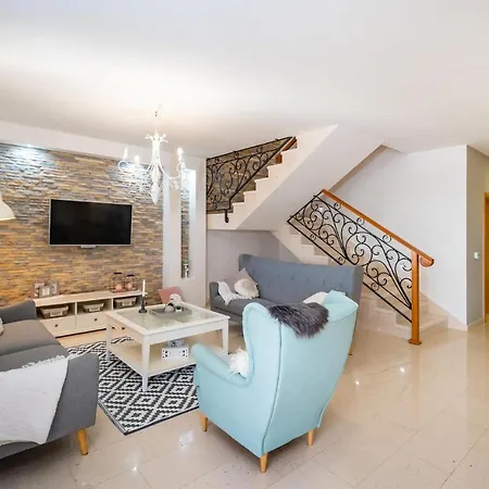 Nice In Lisicic W/ Outdoor Swimming Pool And 4 Bedrooms Vakantiehuis Lisicici