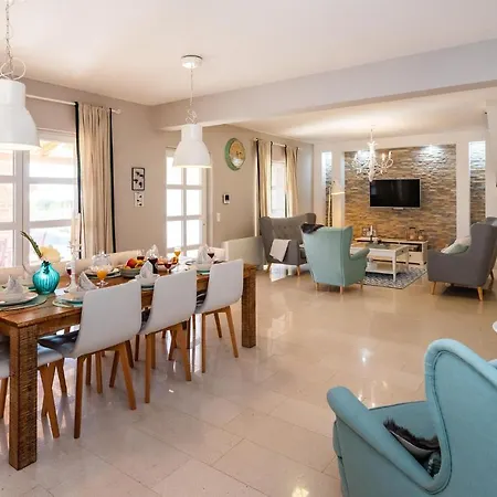 Vakantiehuis Nice In Lisicic W/ Outdoor Swimming Pool And 4 Bedrooms
