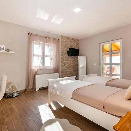 Vakantiehuis Nice In Lisicic W/ Outdoor Swimming Pool And 4 Bedrooms