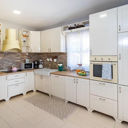 Vakantiehuis Nice In Lisicic W/ Outdoor Swimming Pool And 4 Bedrooms Lisicici