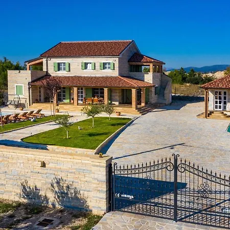 Nice In Lisicic W/ Outdoor Swimming Pool And 4 Bedrooms