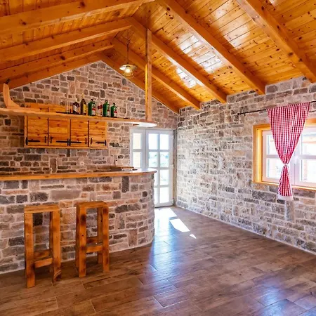 Vakantiehuis Nice In Lisicic W/ Outdoor Swimming Pool And 4 Bedrooms Lisicici