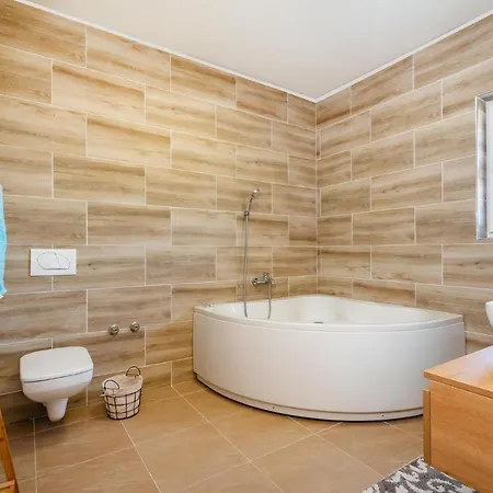 Nice In Lisicic W/ Outdoor Swimming Pool And 4 Bedrooms Vakantiehuis Lisicici