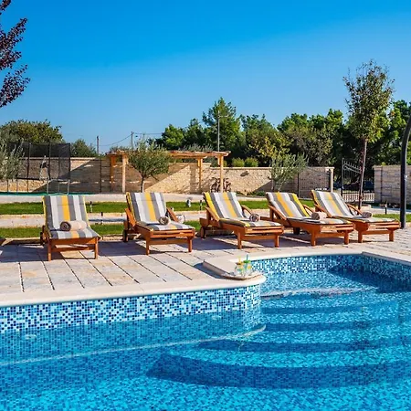 Vakantiehuis Nice In Lisicic W/ Outdoor Swimming Pool And 4 Bedrooms *
