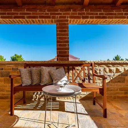 Nice In Lisicic W/ Outdoor Swimming Pool And 4 Bedrooms Vakantiehuis