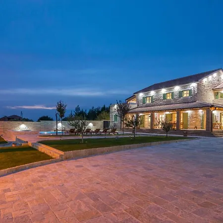 Nice In Lisicic W/ Outdoor Swimming Pool And 4 Bedrooms *