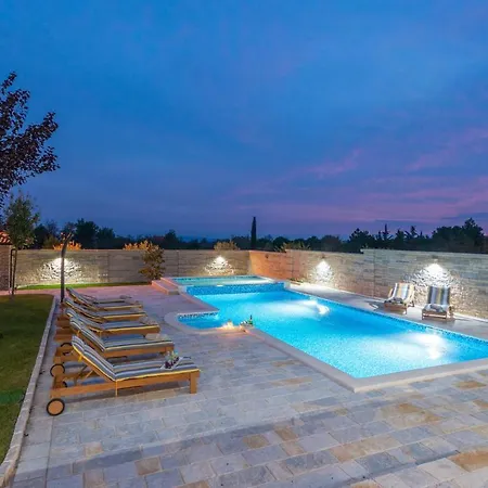Vakantiehuis Nice In Lisicic W/ Outdoor Swimming Pool And 4 Bedrooms *