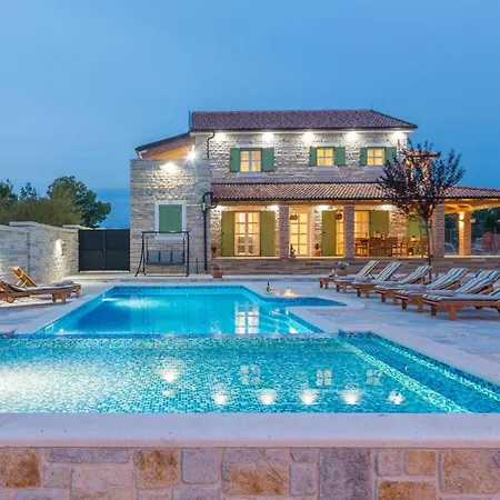 Nice In Lisicic W/ Outdoor Swimming Pool And 4 Bedrooms * Lisicici
