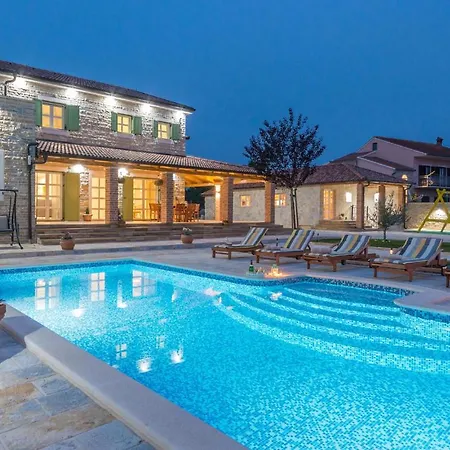 Nice In Lisicic W/ Outdoor Swimming Pool And 4 Bedrooms Lisicici