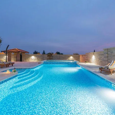 Vakantiehuis Nice In Lisicic W/ Outdoor Swimming Pool And 4 Bedrooms Lisicici