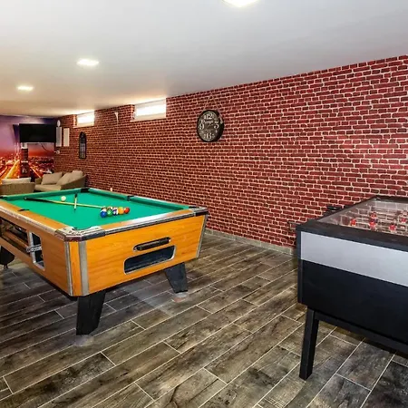Vakantiehuis Nice In Lisicic W/ Outdoor Swimming Pool And 4 Bedrooms Lisicici