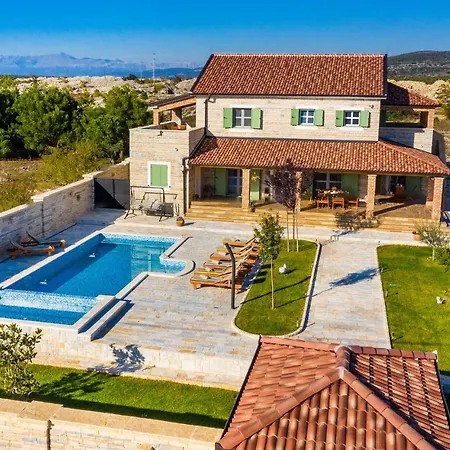 Vakantiehuis Nice In Lisicic W/ Outdoor Swimming Pool And 4 Bedrooms