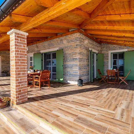 Vakantiehuis Nice In Lisicic W/ Outdoor Swimming Pool And 4 Bedrooms Lisicici
